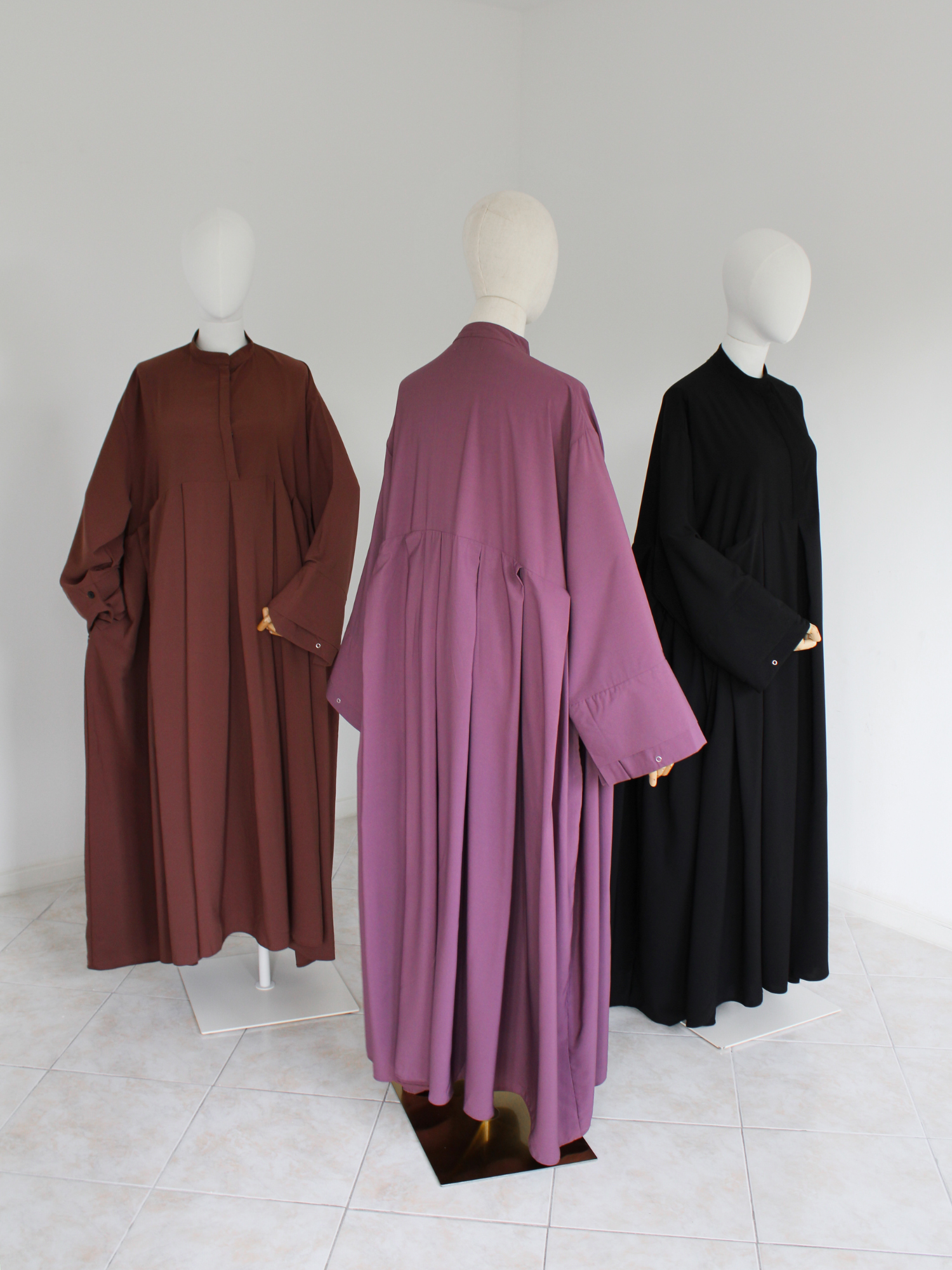 Plissierte Abaya mit Stehkragen